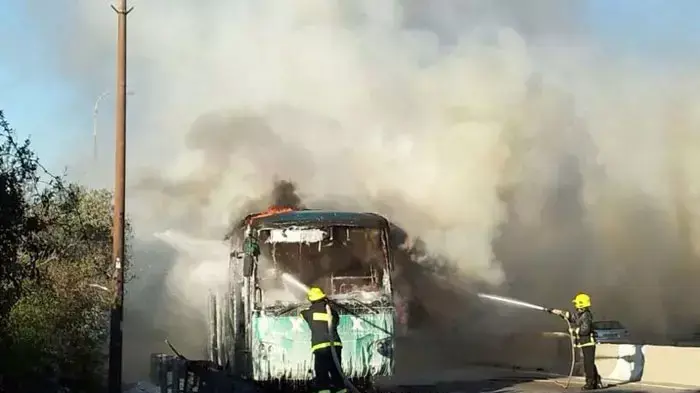 אוטובוס עולה באש על כביש 1, דצמבר 2011 אוטובוס עולה באש על כביש 1, דצמבר 2011