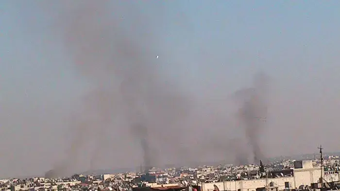 עשן עולה מבתים בעיר חומס המופגזת בידי צבא סוריה, 4 בדצמבר 2011