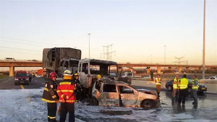תאונה קשה בכביש 6, משאית צבאית התנגשה ברכב ועלתה בלהבות, דצמבר 2011 תאונה קשה בכביש 6, משאית צבאית התנגשה ברכב ועלתה בלהבות, דצמבר 2011