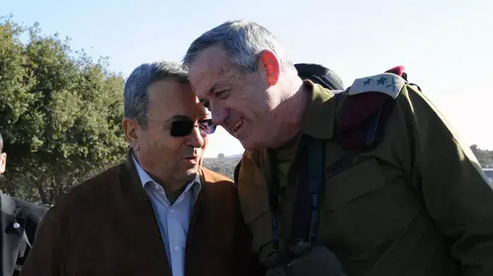 אהוד ברק ובני גנץ בסיור בצפון בעת תרגיל של גדוד 51, גולני, דצמבר 2011 אהוד ברק ובני גנץ בסיור בצפון בעת תרגיל של גדוד 51, גולני, דצמבר 2011