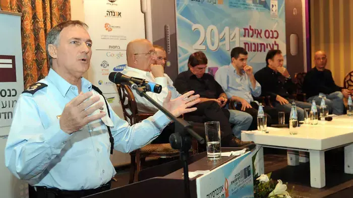 פאנל משטרה-תקשורת-תורת היחסים. פאנל משטרה-תקשורת-תורת היחסים.