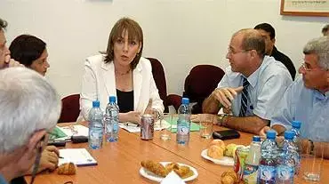 שרת החינוך התרבות והספורט לימור ליבנת נפגשה היום יום ראשון במשרדה בתל אביב עם ועדת המעקב של ערביי ישראל ( צילום ירון ברנר באובאו ) שרת החינוך התרבות והספורט לימור ליבנת נפגשה היום יום ראשון במשרדה בתל אביב עם ועדת המעקב של ערביי ישראל ( צילום ירון ברנר באובאו )