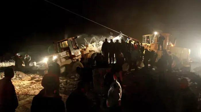 פלסטינים בוחנים הריסות מחנה אימונים של חמאס בבית לאהיא, אחרי הפצצה של חיל האוויר. רצועת עזה, נובמבר, 2011 פלסטינים בוחנים הריסות מחנה אימונים של חמאס בבית לאהיא, אחרי הפצצה של חיל האוויר. רצועת עזה, נובמבר, 2011