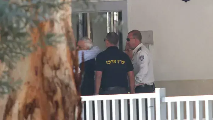 משה קצב, נשיא המדינה לשעבר של מדינת ישראל בדרכו האחרונה לכלא, דצמבר 2011 משה קצב, נשיא המדינה לשעבר של מדינת ישראל בדרכו האחרונה לכלא, דצמבר 2011