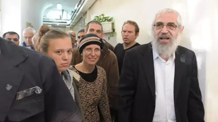 הקראת כתב אישום למוטי אלון, דצמבר 2011 הקראת כתב אישום למוטי אלון, דצמבר 2011