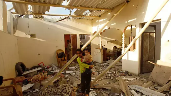 פלסטינים בוחנים הנזק מתקיפת צה"ל ברצועה פלסטינים בוחנים הנזק מתקיפת צה"ל ברצועה