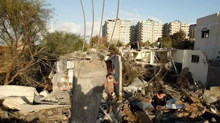 פלסטינים בוחנים הנזק מתקיפת צה"ל ברצועה פלסטינים בוחנים הנזק מתקיפת צה"ל ברצועה