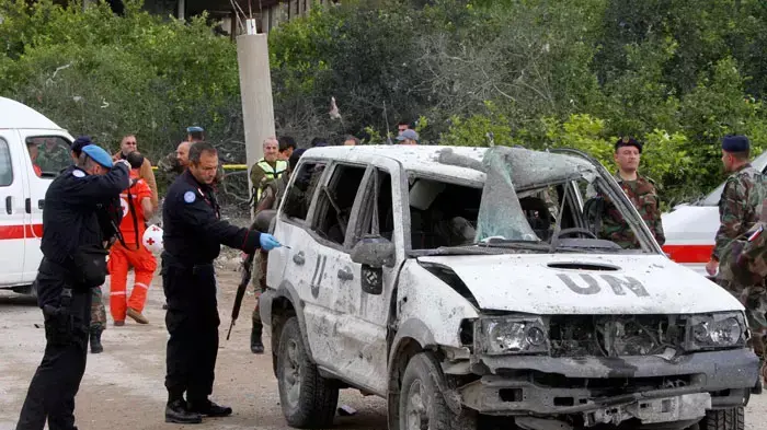רכב סיור של יוניפי"ל בדרום לבנון, שנפגע מפיצוץ מטען צד באזור צור. דצמבר, 2011 רכב סיור של יוניפי"ל בדרום לבנון, שנפגע מפיצוץ מטען צד באזור צור. דצמבר, 2011