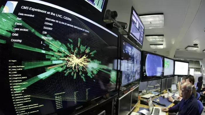 חדר הבקרה של מאיץ החלקיקים של CERN בשוויץ, כשעל המסך הדמיה של התנגשות פרוטונים, 13 בדצמבר 2011 חדר הבקרה של מאיץ החלקיקים של CERN בשוויץ, כשעל המסך הדמיה של התנגשות פרוטונים, 13 בדצמבר 2011