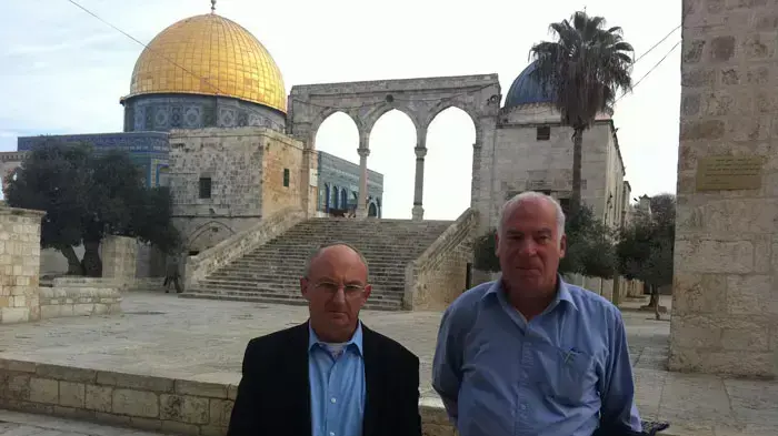 ח"כ אורי אריאל ואריה אלדד עלו להר הבית דרך גשר המוגרבים, דצמבר 2011 ח"כ אורי אריאל ואריה אלדד עלו להר הבית דרך גשר המוגרבים, דצמבר 2011