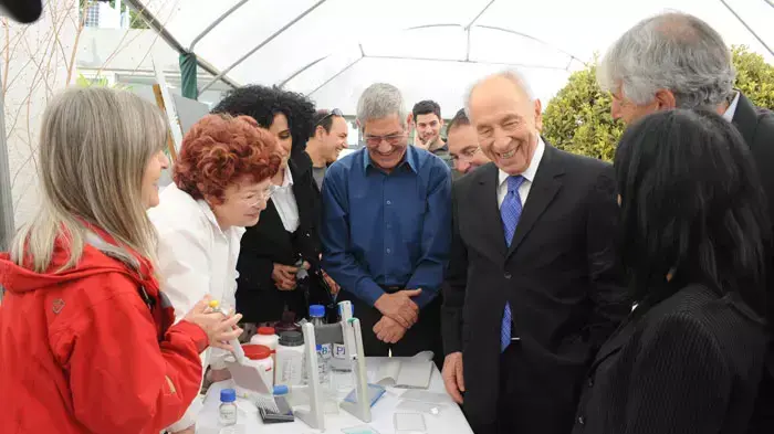 נשיא המדינה, שמעון פרס, ערך סיור במכון וולקני, דצמבר 2011 נשיא המדינה, שמעון פרס, ערך סיור במכון וולקני, דצמבר 2011