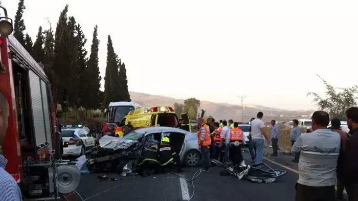 תאונה קטלנית בכביש 90 בין רכב פרטי למסחרי בה נהרג תושב בית שאן במקום ואזרח אחר נפצע בינוני, דצמבר 2011 תאונה קטלנית בכביש 90 בין רכב פרטי למסחרי בה נהרג תושב בית שאן במקום ואזרח אחר נפצע בינוני, דצמבר 2011