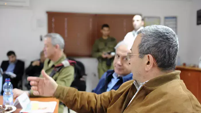 אהוד ברק, ובני גנץ בהדלקת נר ראשון של חנוכה ביחד עם ראש הממשלה, בנימין נתניהו, בחטמ"ר אפרים, דצמבר 2011 אהוד ברק, ובני גנץ בהדלקת נר ראשון של חנוכה ביחד עם ראש הממשלה, בנימין נתניהו, בחטמ"ר אפרים, דצמבר 2011