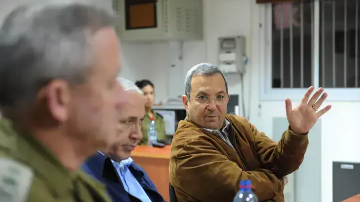 אהוד ברק, ובני גנץ בהדלקת נר ראשון של חנוכה ביחד עם ראש הממשלה, בנימין נתניהו, בחטמ"ר אפרים, דצמבר 2011 אהוד ברק, ובני גנץ בהדלקת נר ראשון של חנוכה ביחד עם ראש הממשלה, בנימין נתניהו, בחטמ"ר אפרים, דצמבר 2011