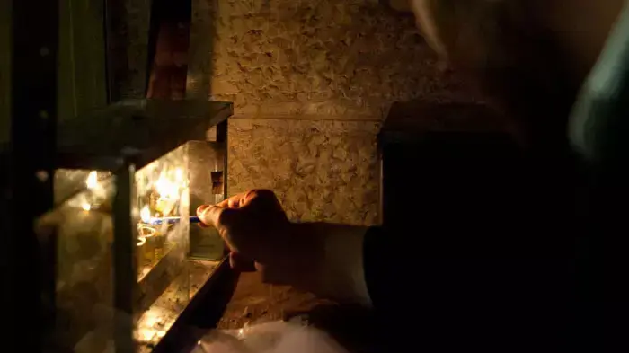 הדלקת נר ראשון של חנוכה בשכונת מאה שערים ירושלים, דצמבר 2011
