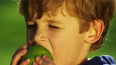 ילד נוגס בתפוח ילד נוגס בתפוח
