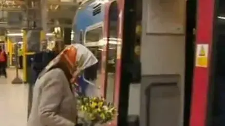המלכה אליזבת נוסעת לחופשת חג המולד ברכבת רגילה, מתוך סרטון שהעלה ה"טלגרף" ליוטיוב המלכה אליזבת נוסעת לחופשת חג המולד ברכבת רגילה, מתוך סרטון שהעלה ה"טלגרף" ליוטיוב