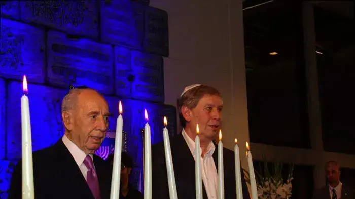 נשיא המדינה וראש המוסד תמיר פרדו מדליקים נר שביעי של חנוכה עם מצטייני המוסד. דצמבר 2011 נשיא המדינה וראש המוסד תמיר פרדו מדליקים נר שביעי של חנוכה עם מצטייני המוסד. דצמבר 2011