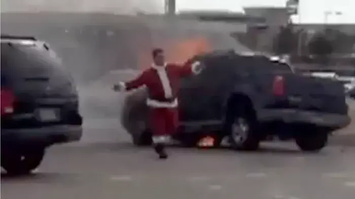 סנטה קלאוס מציל אדם מרכב בוער בטקסס ארצות הברית