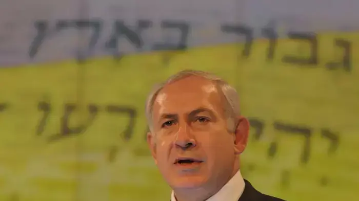 ראש הממשלה בנימין נתניהו מדליק נרות בחידון התנ"ך למבוגרים, דצמבר 2011 ראש הממשלה בנימין נתניהו מדליק נרות בחידון התנ"ך למבוגרים, דצמבר 2011