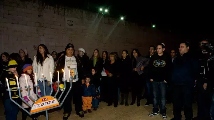 משפחת משה קצב הגיעה לכלא מעשיהו והדליקה נר חנוכה , דצמבר 2011 משפחת משה קצב הגיעה לכלא מעשיהו והדליקה נר חנוכה , דצמבר 2011