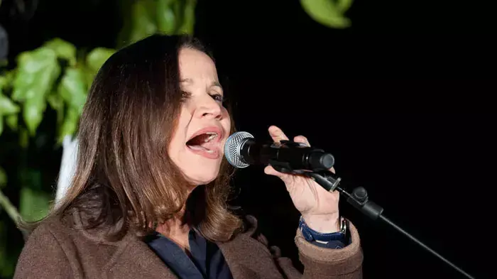 שלי יחימוביץ' בהפגנה נגד הדרת נשים בבית שמש, 27 בדצמבר 2011 שלי יחימוביץ' בהפגנה נגד הדרת נשים בבית שמש, 27 בדצמבר 2011