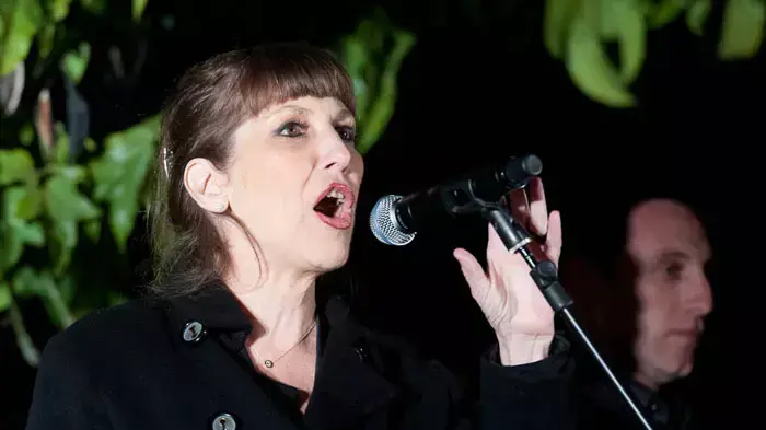 לימור לבנת בהפגנה נגד הדרת נשים בבית שמש, 27 בדצמבר 2011 לימור לבנת בהפגנה נגד הדרת נשים בבית שמש, 27 בדצמבר 2011