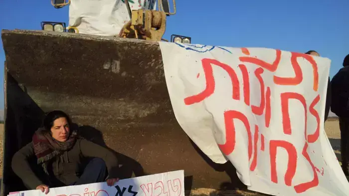 אנשי החברה להגנת הטבע ומגמה ירוקה עוצרים בגופם את העבודות בחולות סמר, דצמבר 2011 אנשי החברה להגנת הטבע ומגמה ירוקה עוצרים בגופם את העבודות בחולות סמר, דצמבר 2011