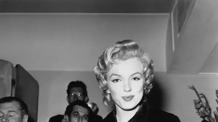 מרילין מונרו לפני צילומי הסרט " הנסיך ונערת השעשועים" מרילין מונרו לפני צילומי הסרט " הנסיך ונערת השעשועים"