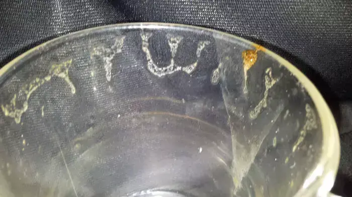 צירוף האותיות ז' ז' והכתובת 'שדי' שהתגלו לתושבת אשדוד בת 63, על כוס הקפה שלה. ינואר 2012 צירוף האותיות ז' ז' והכתובת 'שדי' שהתגלו לתושבת אשדוד בת 63, על כוס הקפה שלה. ינואר 2012