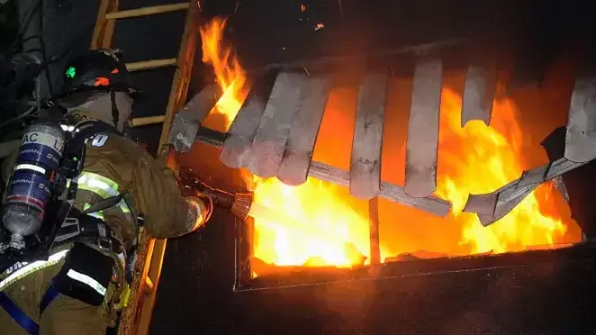 כבאיים מכבים שריפה שהוצתה בבניין דירות, לוס אנג'לס, 2 בינואר 2011 כבאיים מכבים שריפה שהוצתה בבניין דירות, לוס אנג'לס, 2 בינואר 2011