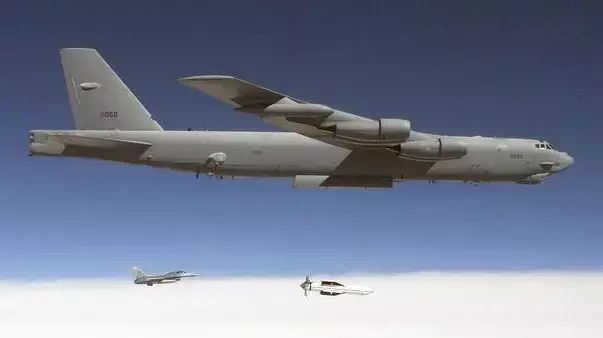 מפציץ B-52 מטיל פצצה חודרת בונקרים מסוג GBU-57A/B מפציץ B-52 מטיל פצצה חודרת בונקרים מסוג GBU-57A/B