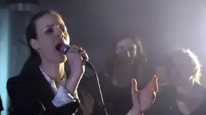 מהורהרת. קינן מהורהרת. קינן