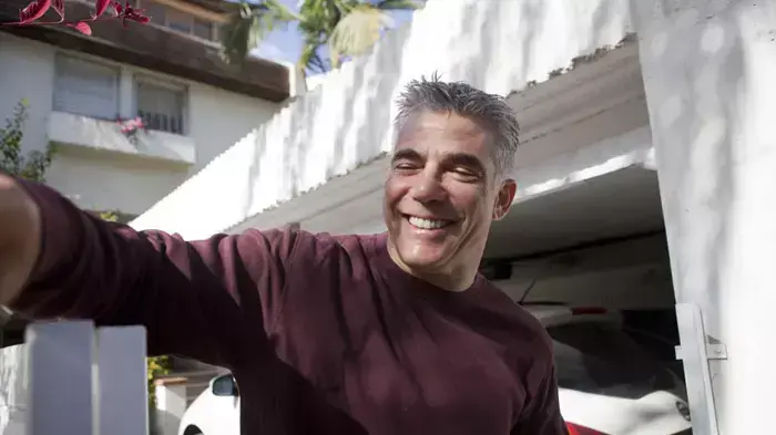 יאיר לפיד מחוץ לביתו יום אחרי שהודיע על פרישתו מערוץ 2, ינואר 2012 יאיר לפיד מחוץ לביתו יום אחרי שהודיע על פרישתו מערוץ 2, ינואר 2012