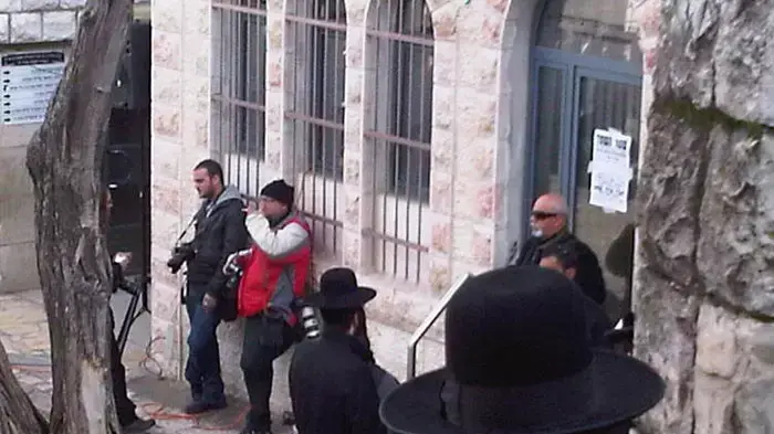 מהומות בכיכר השבת ע"י מתפרעים חרדים שחוסמים אוטובוסים, ירושלים, ינואר 2012 מהומות בכיכר השבת ע"י מתפרעים חרדים שחוסמים אוטובוסים, ירושלים, ינואר 2012