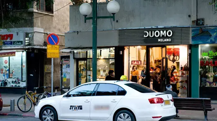 אנשים חונים באזורים אסורים לחנייה בתל אביב, ביום השביתה של הרשויות המקומיות, ינואר 2012 אנשים חונים באזורים אסורים לחנייה בתל אביב, ביום השביתה של הרשויות המקומיות, ינואר 2012
