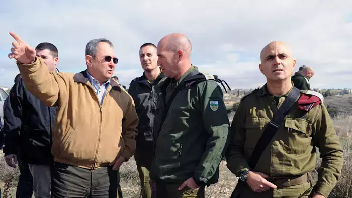 אהוד ברק, בסיור באוגדת איו"ש בתצפית על רמאללה, בנושא "תג מחיר" וחוק טל, ינואר 2012 אהוד ברק, בסיור באוגדת איו"ש בתצפית על רמאללה, בנושא "תג מחיר" וחוק טל, ינואר 2012
