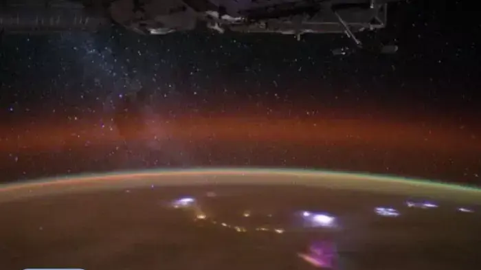 צילום מתחנת חלל של סופות ברקים מעל אפריקה צילום מתחנת חלל של סופות ברקים מעל אפריקה