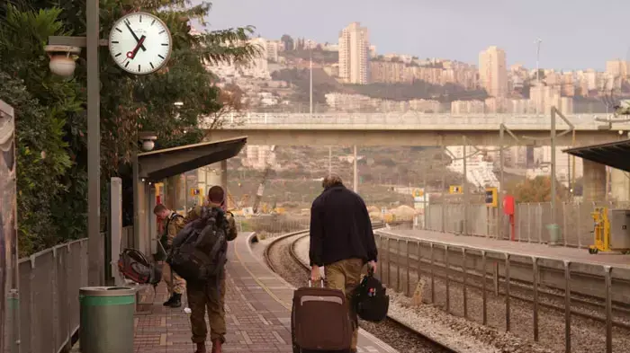 חיילים ברכבת לב המפרץ בחיפה, בבוקר הראשון בו נאסר עליהם לנסוע ברכבות מ6:00 עד 9:00, ינואר 2012 חיילים ברכבת לב המפרץ בחיפה, בבוקר הראשון בו נאסר עליהם לנסוע ברכבות מ6:00 עד 9:00, ינואר 2012