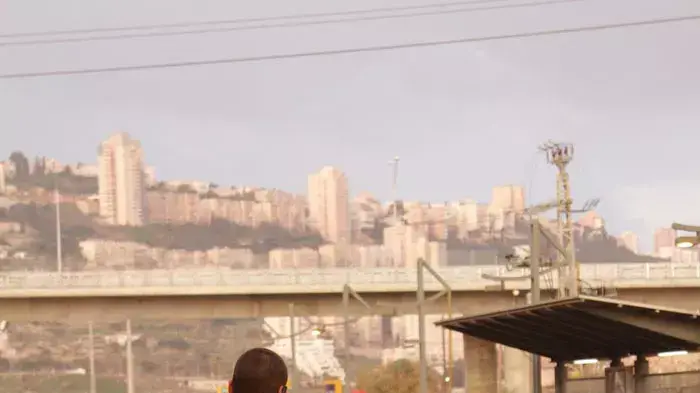 חיילים ברכבת לב המפרץ בחיפה, בבוקר הראשון בו נאסר עליהם לנסוע ברכבות מ6:00 עד 9:00, ינואר 2012 חיילים ברכבת לב המפרץ בחיפה, בבוקר הראשון בו נאסר עליהם לנסוע ברכבות מ6:00 עד 9:00, ינואר 2012