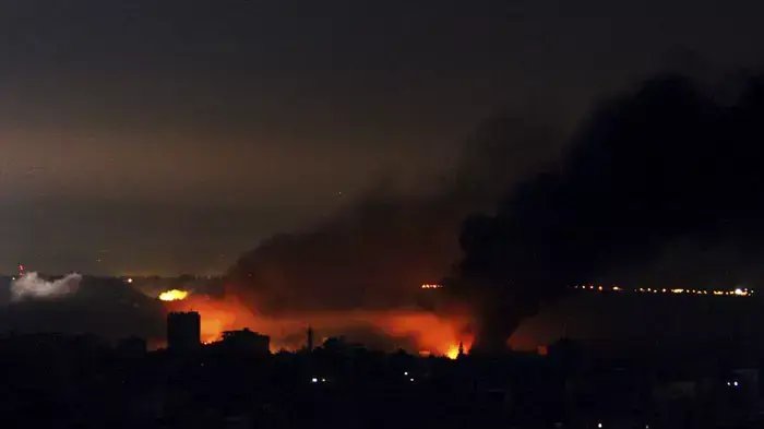 עשן מיתמר מאזור רפיח אחרי תקיפה צה"ל ברצועת עזה עשן מיתמר מאזור רפיח אחרי תקיפה צה"ל ברצועת עזה