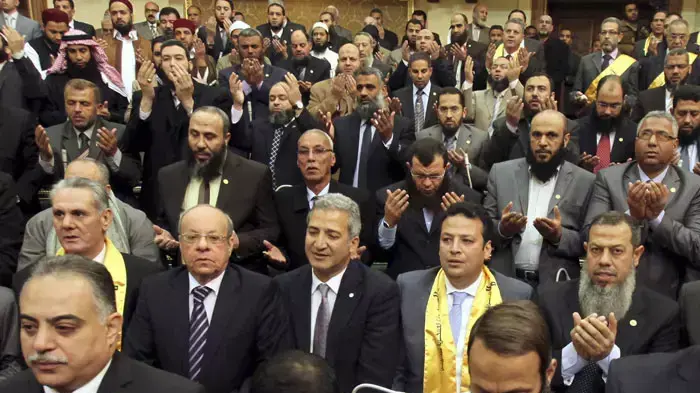 טקס הפתיחה בקהיר של הפרלמנט של מצרים, בישיבתו הראשונה אחרי הבחירות. ינואר, 2012 טקס הפתיחה בקהיר של הפרלמנט של מצרים, בישיבתו הראשונה אחרי הבחירות. ינואר, 2012