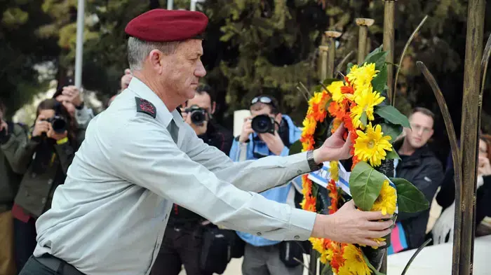 הרמטכ"ל בני גנץ, בטקס האזכרה הממלכתי לחללי הצוללת אח"י 'דקר, ינואר 2012 הרמטכ"ל בני גנץ, בטקס האזכרה הממלכתי לחללי הצוללת אח"י 'דקר, ינואר 2012