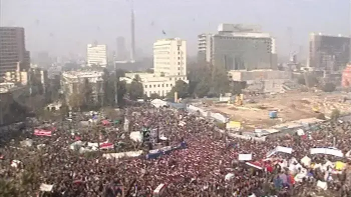 המונים נאספים בכיכר תחריר, קהיר, לציון יום השנה למהפכה במצרים, 25 בינואר 2012 המונים נאספים בכיכר תחריר, קהיר, לציון יום השנה למהפכה במצרים, 25 בינואר 2012