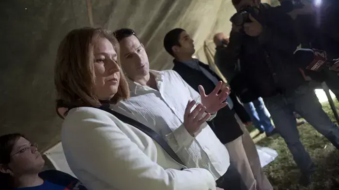 ציפי לבני באוהל מחאה ברכבת ארלוזרוב- מרכז נגד הארכת תוקפו של חוק טל, ינואר 2012 ציפי לבני באוהל מחאה ברכבת ארלוזרוב- מרכז נגד הארכת תוקפו של חוק טל, ינואר 2012