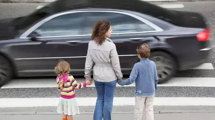 ילדים משחקים בקרבת הכביש ילדים משחקים בקרבת הכביש