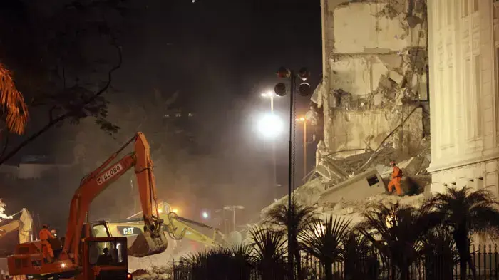 קריסת שני בניינים במרכז ריו ד ז'נרו, ברזיל, 26 בינואר 2012 קריסת שני בניינים במרכז ריו ד ז'נרו, ברזיל, 26 בינואר 2012