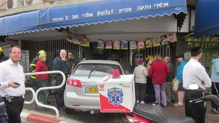 נהג איבד שליטה על רכבו ונכנס חזיתית בחלון ראווה של חנות נהג איבד שליטה על רכבו ונכנס חזיתית בחלון ראווה של חנות