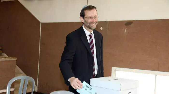 משה פייגלין ביום הפריימריז, מצביע בקרני שומרון, ינואר 2012 משה פייגלין ביום הפריימריז, מצביע בקרני שומרון, ינואר 2012