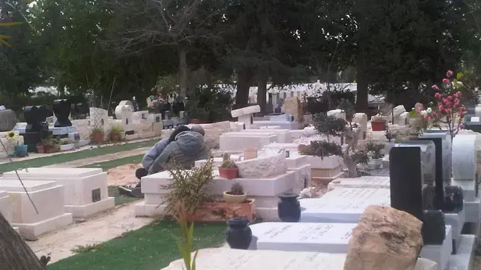 האב על קבר בנו, ינואר 2011 האב על קבר בנו, ינואר 2011